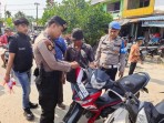Senyum di Balik Bendera, Polsek Enok Sapa Hangat Pengendara Pasar dalam Ekspedisi Merah Putih Presisi