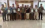 Apresiasi Kinerja Prima, Pengadilan Negeri Tembilahan Serahkan Reward kepada Hakim dan Pegawai Terbaik Semester I 2026