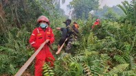 Personel Kodim 0314/Inhil Bersama Tim Gabungan Berjibaku Padamkan Karhutla di Sungai Beringin