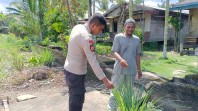 Personel Polsek Enok Kembangkan TOGA di Pekarangan Warga sebagai Antibiotik dan Prebiotik Alami