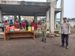 Babinsa Pulau Burung Bersama Polsek Lakukan Pengamanan Ibadah Minggu dan Pertunjukan Tor-Tor di Gereja HKBP Betlehem