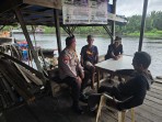 Bhabinkamtibmas Tanjung Simpang Intensifkan DDS di Pelabuhan Desa, Kapolsek Pelangiran Tegaskan Komitmen Penguatan Harkamtibmas