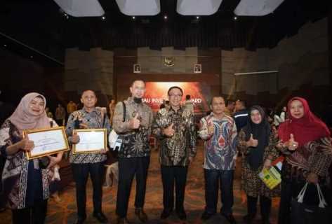 Galeri Kepala DPMPTSP Inhil Dampingi Bupati HM Wardan Terima Penghargaan Riau Investment Award