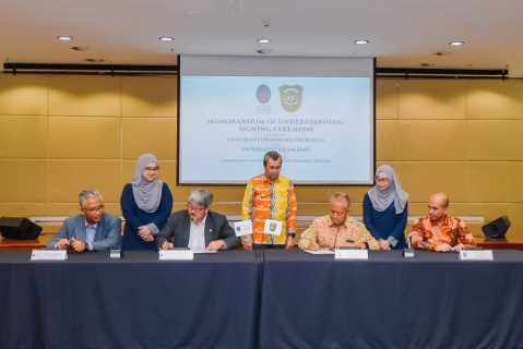 Disaksikan Gubernur Riau, UIR Teken MoU dengan UTP Malaysia