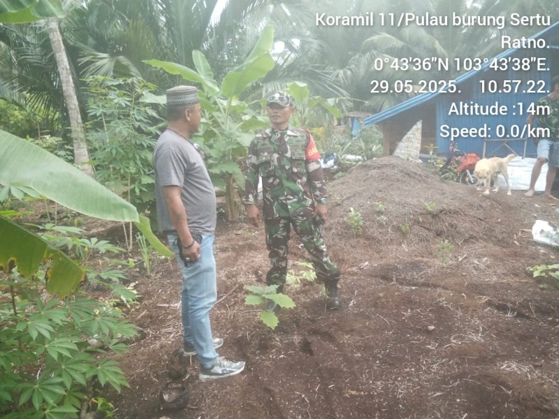 Babinsa Koramil 11/Pulau Burung Aktif Patroli Ketahanan Pangan dan Pantau Karhutla di Inhil