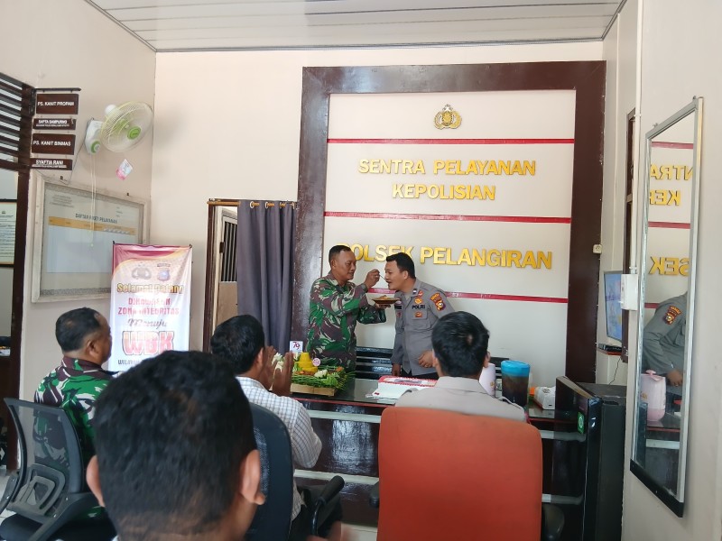 Sinergi TNI-Polri: Polsek Pelangiran dan Koramil 10 Pelangiran Rayakan HUT Bhayangkara ke-79
