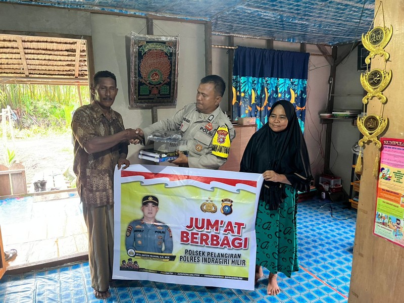Bhabinkamtibmas Polsek Pelangiran Berikan Bantuan Al-Quran dan Buku Iqra untuk Dongkrak Pendidikan Islam di Desa Rotan Semelur