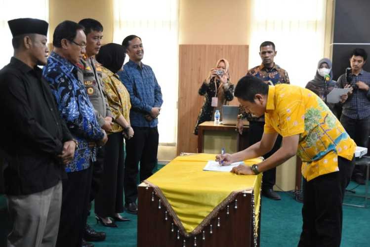 Dinkes Inhil dan Seluruh OPD Lakukan Penandatanganan Komitmen Bersama Percepatan UHC (Universal Helath Coverage)Kabupaten Indragiri Hilir