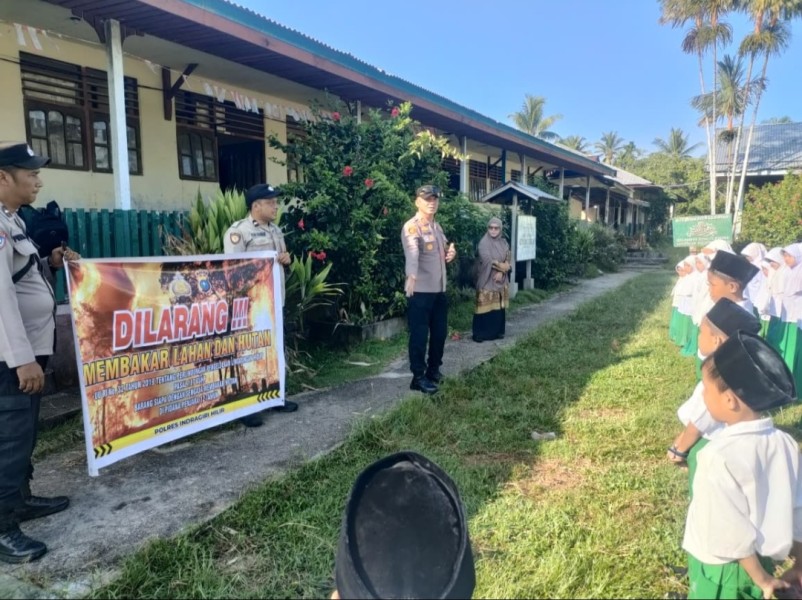Polsek Pulau Burung Gelar Kunjungan Literasi, Edukasi Bahaya Karhutla Sejak Dini kepada Siswa Sekolah Dasar