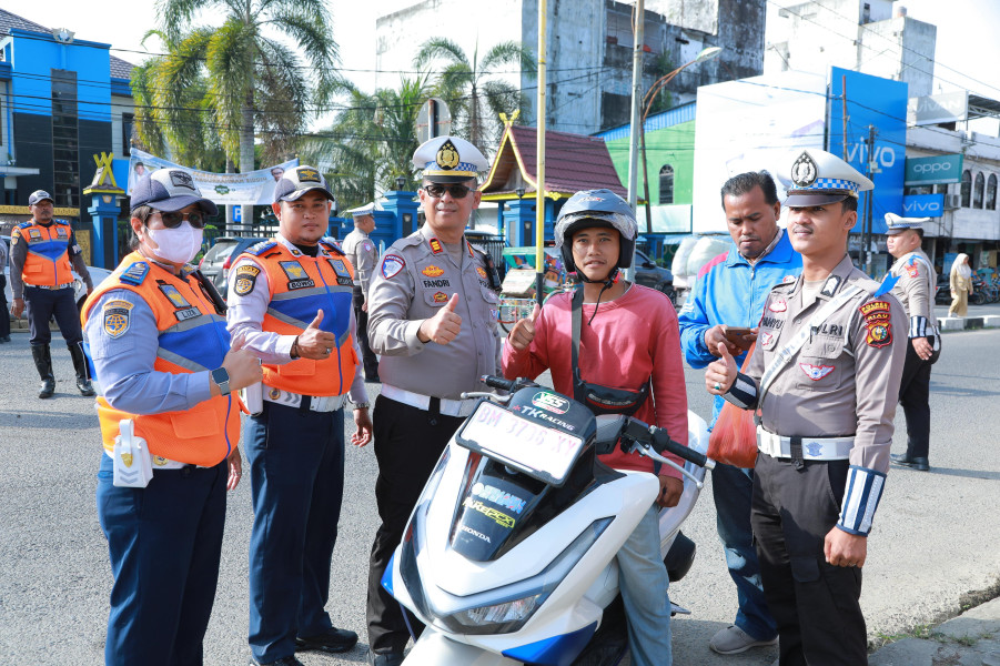 Sat Lantas Polres Inhil Bagi Bagi Helm SNI