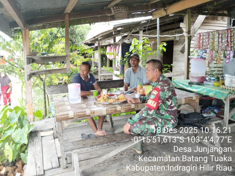 Babinsa Koramil 12/Batang Tuaka Himbau Masyarakat Jaga Keberagaman Melalui Gotong Royong