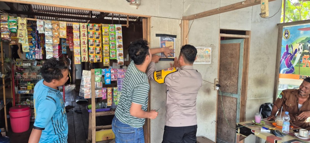 Bhabinkamtibmas Polsek Pelangiran Sosialisasikan Call Center 110 dan Himbauan Waspada Cuaca Ekstrem