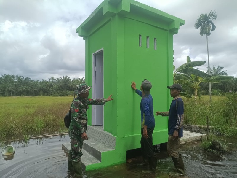 Danramil 12/Batang Tuaka Pantau Penyelesaian Pembangunan MCK di Kantor Desa Karya Tunas Jaya dalam Program TMMD ke-123