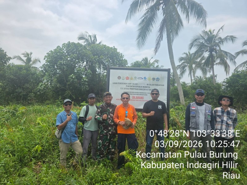 Babinsa Koramil 11/PBR Dampingi Pejabat PT APN dalam Pemasangan Tanda Batas Penguasaan Negara di Desa Sri Danai Jaya