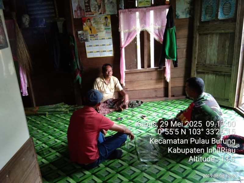 Babinsa Koramil 11/Pulau Burung Aktif Membina dan Memonitoring Masyarakat Kurang Mampu di Desa Teluk Nibung