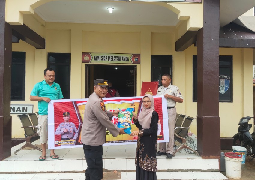 Semangat Berbagi, Polsek Pulau Burung Santuni Pegawai Harian Lepas Jelang Idulfitri
