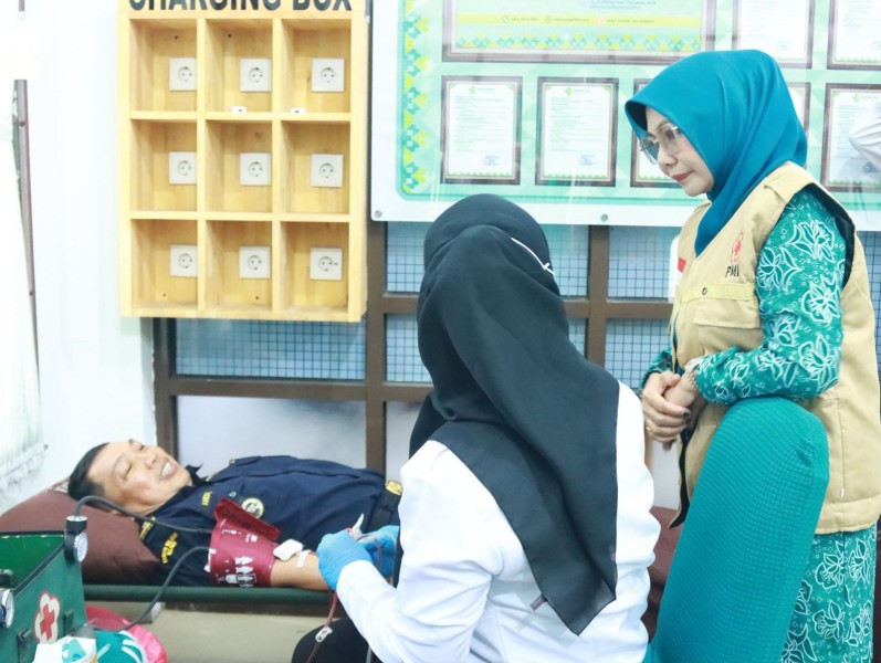 Ketua PMI Inhil Hj. Katerina Susanti Tinjau Kegiatan Donor Darah Peringatan HKN ke-61