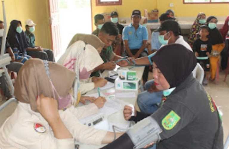 Satgas TMMD Bersama UPT Puskesmas Pengalihan Keritang Gelar Pengobatan Gratis