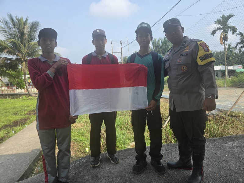 Sambut HUT RI Ke -81 Bhabinkamtibmas Polsek Pelangiran Gelar EKSPEDESI PRESISI MERAH PUTIH dan Bagikan Bendera
