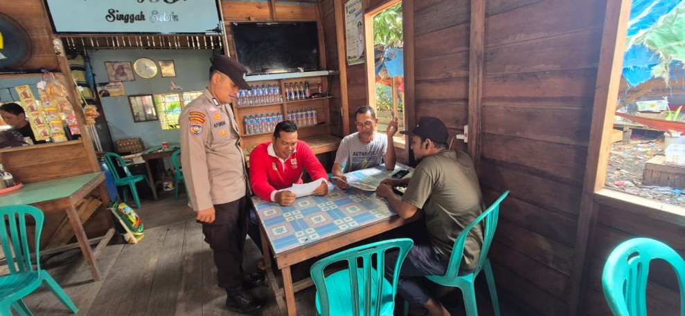 Bhabinkamtibmas Polsek Pelangiran Laksanakan Sosialisasi Call Center 110 dan Himbau Waspada Cuaca Ekstrim