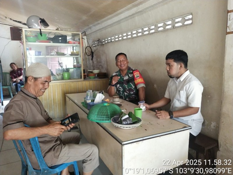 Babinsa Koramil 12/Batang Tuaka Lakukan Komsos dan Ajak Masyarakat Jaga Kebersihan Lingkungan