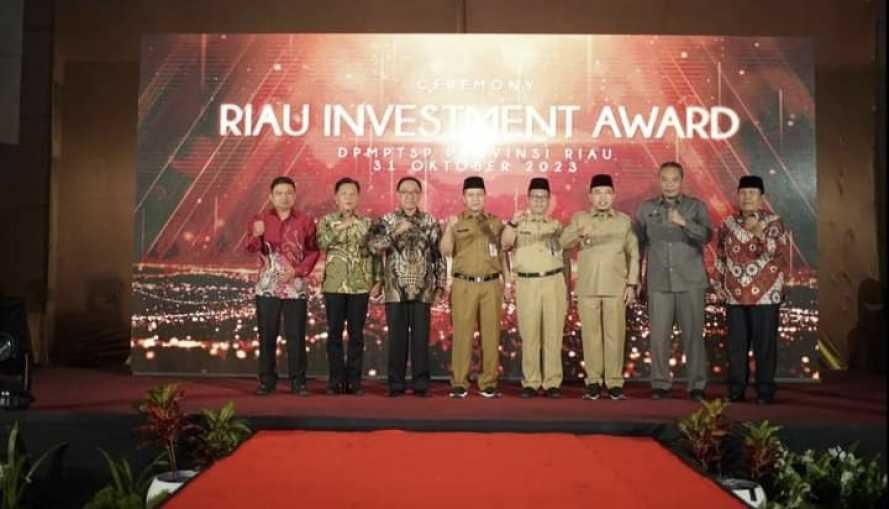 Kepala DPMPTSP Inhil Dampingi Bupati HM Wardan Terima Penghargaan Riau Investment Award