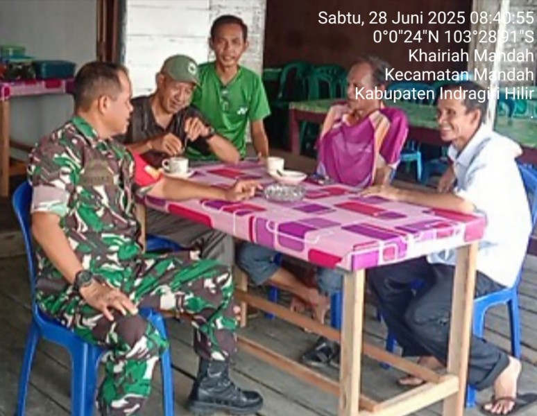 Babinsa Edukasi Warga dalam Menjaga Wilayah Pesisir Sungai