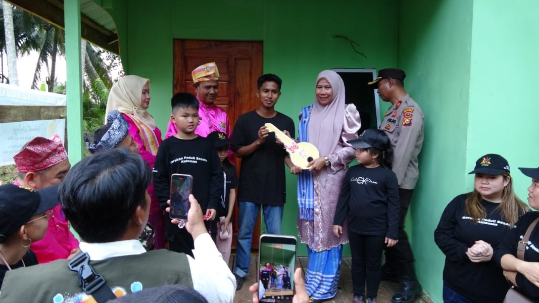 Wakil Bupati Inhil Serahkan Kunci Bedah Rumah dari GPS di Kelurahan Bandar Gemilang