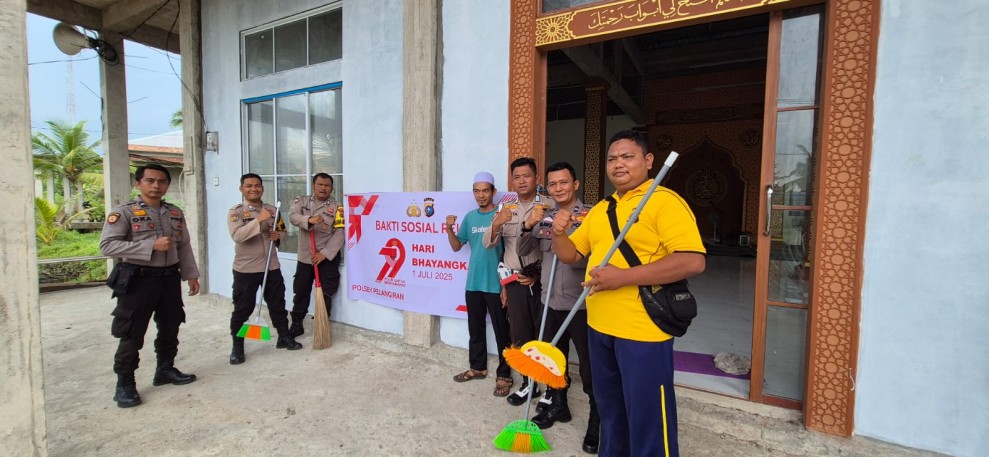 Polsek Pelangiran Peduli, Gelar Baksos Religi di Surau Baiturahman Sambut HUT Bhayangkara ke-79