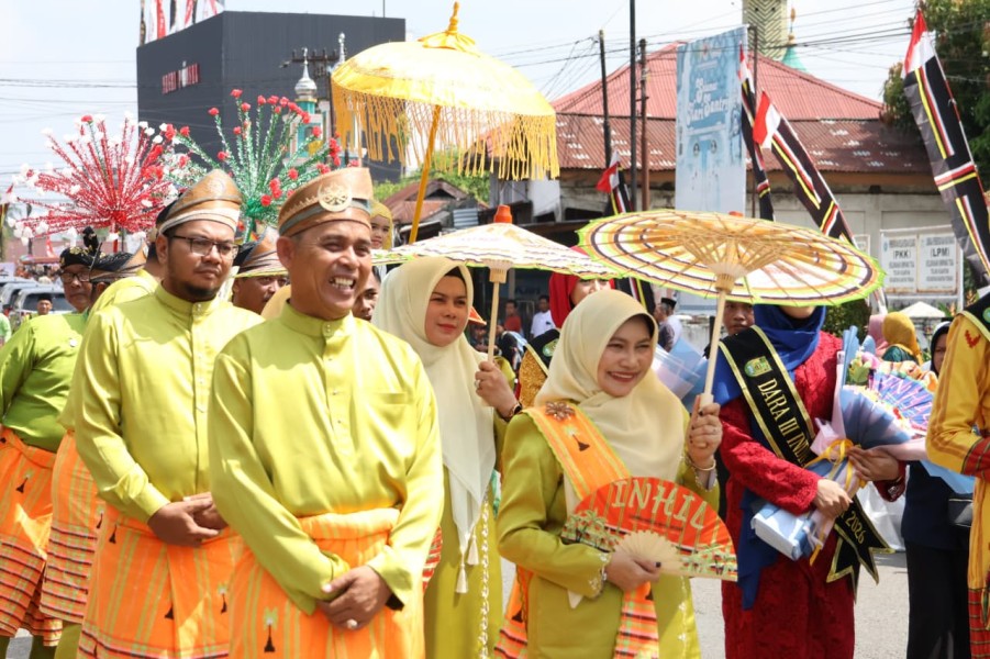 Galeri  Pawai Ta’aruf MTQ Riau Ke-44, Kafilah Inhil Tampilkan Kekayaan Budaya Daerah