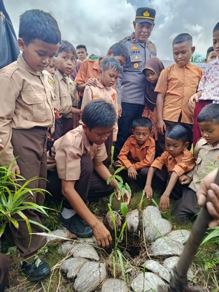 Kapolsek Pelangiran Ajak Pelajar SDN 014 Wonosari Jadi Pelopor Peduli Lingkungan