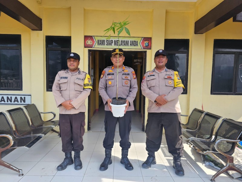 Hadiah Berkelanjutan, Kapolda Riau Beri Bibit Pohon ke Kapolsek Pulau Burung di Milad Ke -55