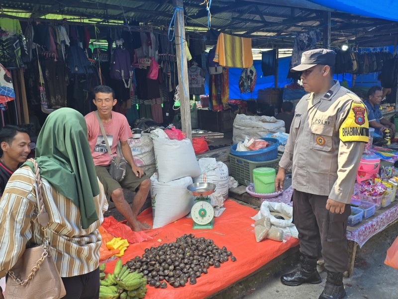 Polsek Pelangiran Tingkatkan Kewaspadaan Pasar Tanjung Simpang Lewat Sambang Bhabinkamtibmas