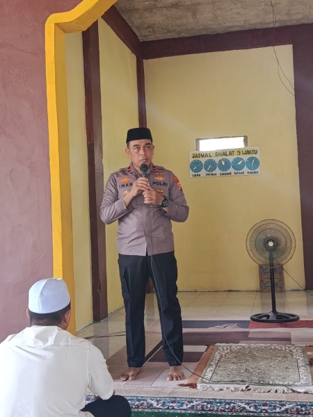 Kapolsek Pelangiran Ajak Warga Jaga Lingkungan Melalui Pendekatan Ekologis Menjelang Salat Jumat