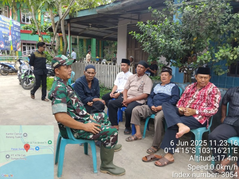 Babinsa Koramil 12/Batang Tuaka Laksanakan Komsos Kampung Pancasila di Momen Idul Adha 1446 H