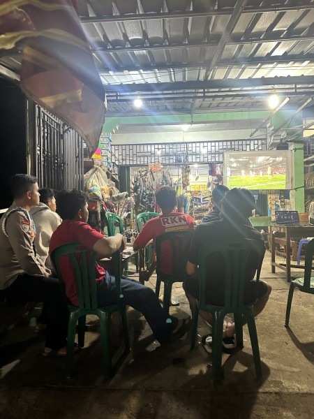 Polsek Pulau Burung Laksanakan Nobar Piala Dunia 2026, Kapolsek Ajak Warga Jaga Kamtibmas