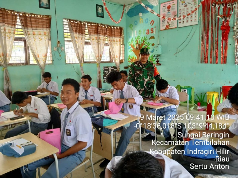 Babinsa Tembilahan Hilir Sertu Anton Dampingi Kegiatan Makan Sehat Bergizi di Kota Tembilahan