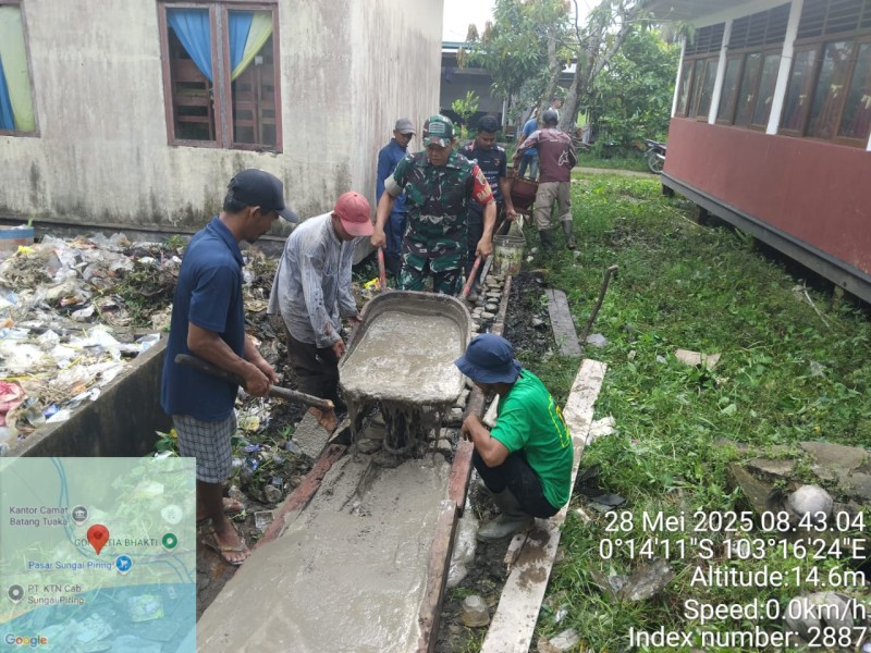 Babinsa Koramil 12/Batang Tuaka  Bersama Paguyuban Wali Murid Perbaiki Infrastruktur SDN 004 Sungai Piring