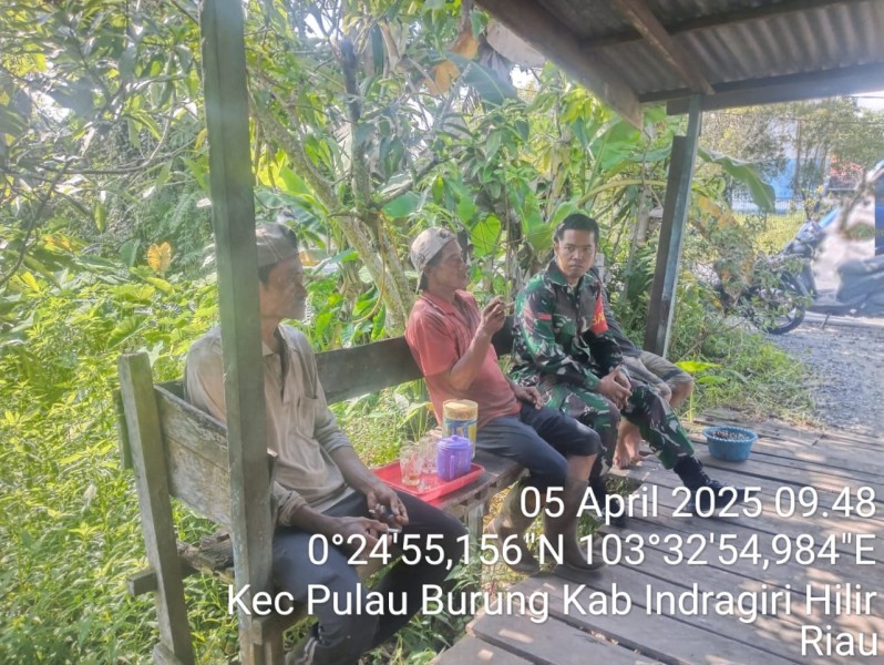 Babinsa Koramil 11/PBR Jalin Silaturahmi dengan Warga Desa Bangun Harjo Jaya di Momen Lebaran Idul Fitri 1446 H