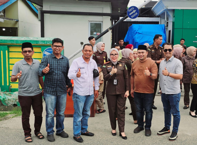 Berbagi Kasih, Kejari Bersama Insan Pers di Inhil Gelar Pembagian Takjil dan Paket Sembako