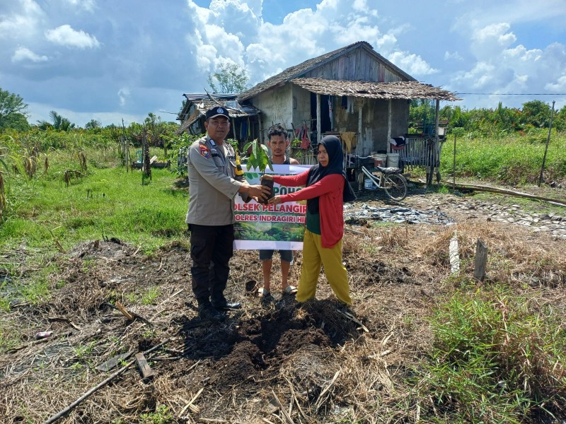Bhabinkamtibmas Polsek Pelangiran Tingkatkan Taraf Ekonomi Warga Kurang Mampu Melalui Program Green Policing