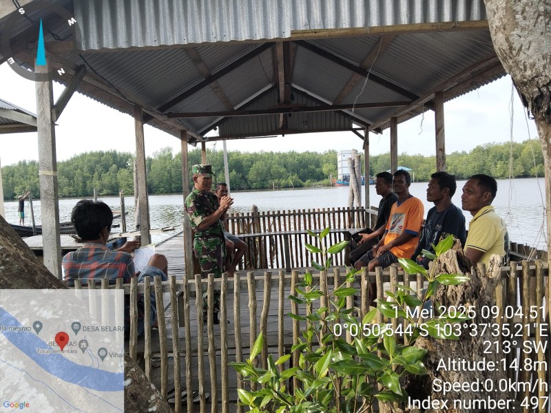 Babinsa Himbau Nelayan Waspadai Perubahan Cuaca Ekstrem