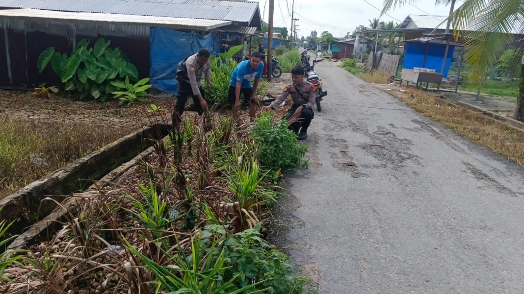 Tingkatkan Ketahanan Pangan, Personel Polsek Enok sinergi dengan Warga