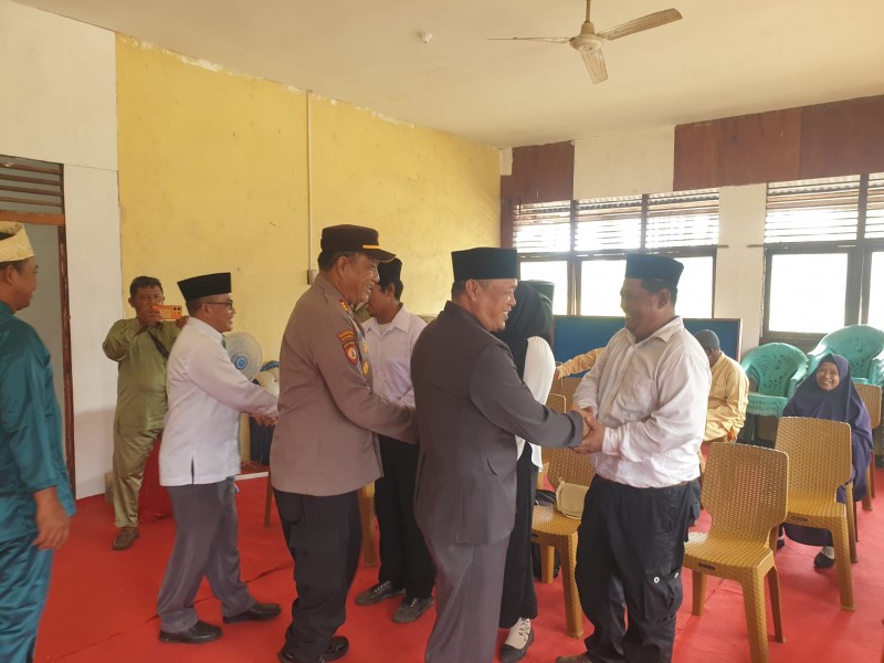 Kapolsek AKP Azwar Alwi Pantau Langsung Pelantikan Anggota BPD Pengganti di Pulau Burung