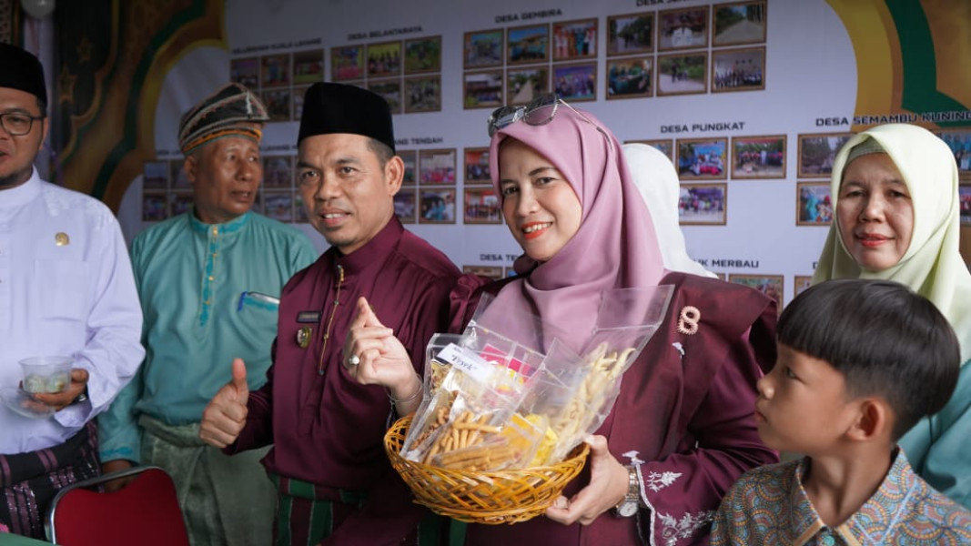Galeri Pj Bupati dan Pj Ketua TP PKK Inhil Buka Bazaar MTQ ke-54 Inhil di Kecamatan Enok