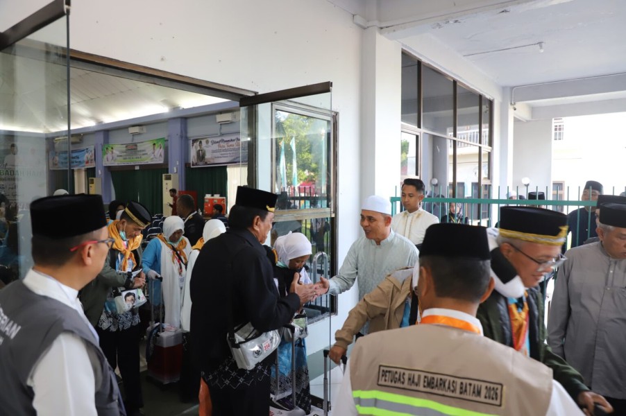 Bupati Herman Melepas CJH Kloter 07 BTH di Batam