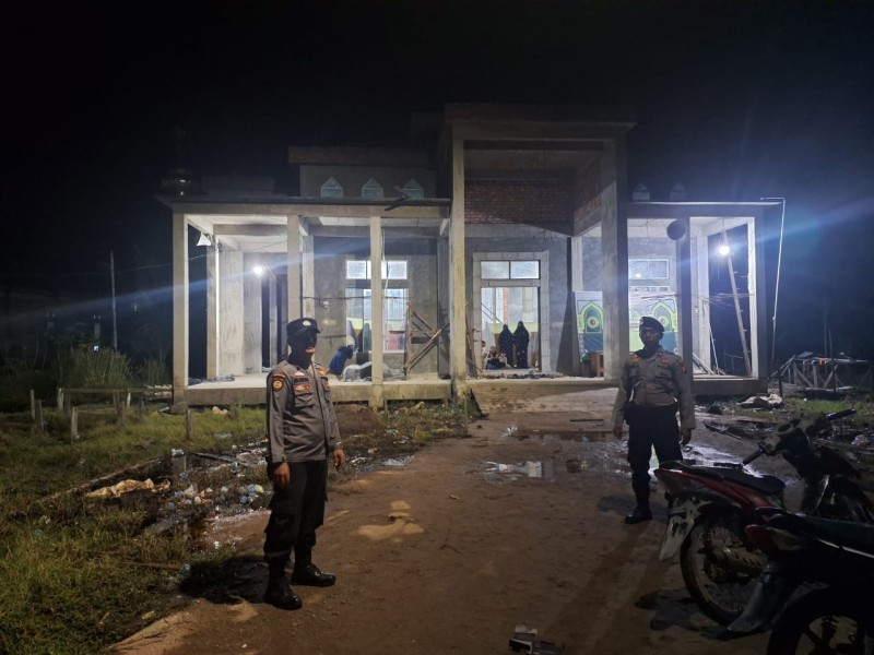 Jaga Keamanan Ibadah, Polsek Pelangiran Laksanakan Pengamanan Sholat Tarawih