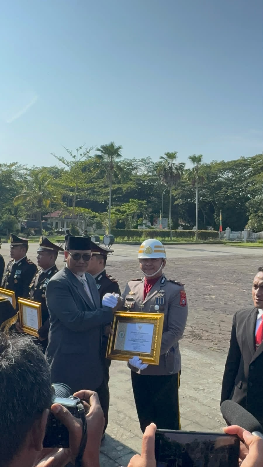 Tangkap Begal hingga Bangun Jembatan untuk Warga, Kapolsek dan Anggota Terima Penghargaan dari Bupati Inhil di Hari Bhayangkara ke-80