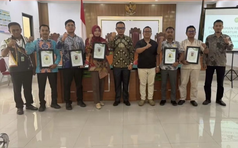 Apresiasi Kinerja Prima, Pengadilan Negeri Tembilahan Serahkan Reward kepada Hakim dan Pegawai Terbaik Semester I 2026