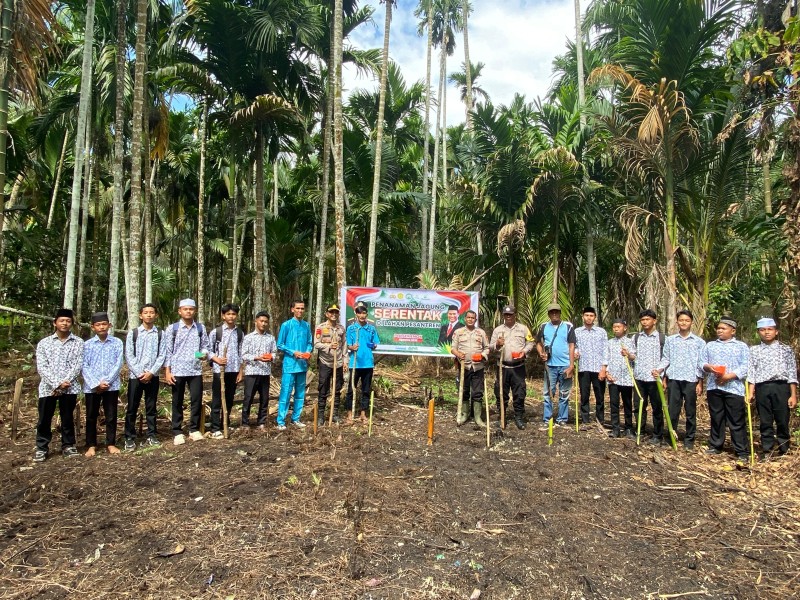 Polsek Enok Inisiator Ketahanan Pangan  Ajak Pesantren Nurul Iman  Gelorakan Tanam Jagung